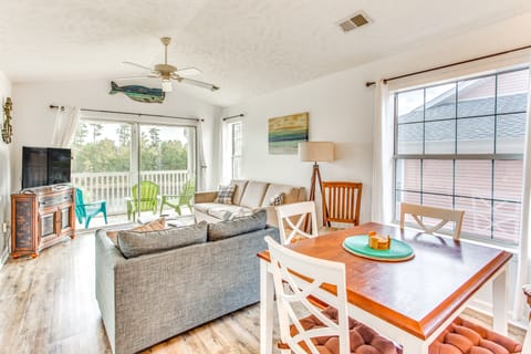 Myrtle Beach Waterfront Condo: 5 Mi to Boardwalk! Apartment in Carolina Forest