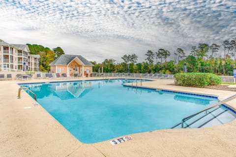 Myrtle Beach Waterfront Condo: 5 Mi to Boardwalk! Apartment in Carolina Forest