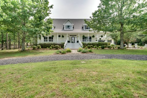 Mena Getaway w/ Pool - 6 Mi to Wolf Pen Gap! House in Arkansas