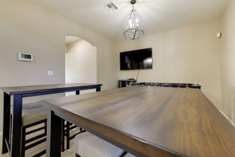 Pool, Fire Pit: Luxe Family Home in Goodyear House in Goodyear