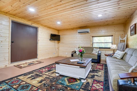 Charming Cabin Near Roaring River State Park! Apartment in Roaring River Township