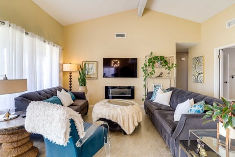 2 Mi to Indian Wells: Palm Desert Home w/ Fire Pit House in Indian Wells