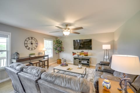 Lake Guntersville Vacation Rental w/ Fire Pit House in Alabama