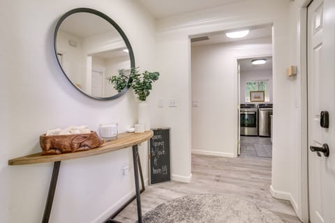 2 Mi to Lake Sammamish State Park! Modern Duplex House in Issaquah