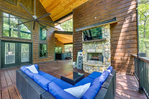 Hot Tub & Forest Views: Broken Bow Group Haven! House in Oklahoma