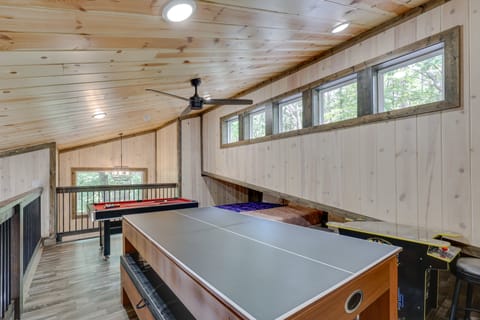 Playground & Pool Table Fun! Broken Bow Retreat House in Oklahoma