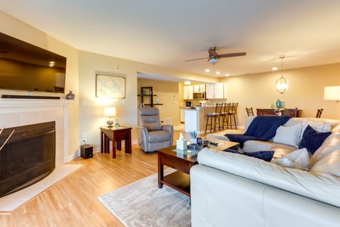 Lake Views & Screened Porch: Ozarks Getaway! Apartment in Village Four Seasons