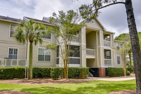 Mount Pleasant Condo w/ Pool & Bikes: Near Beach! Apartment in Isle of Palms