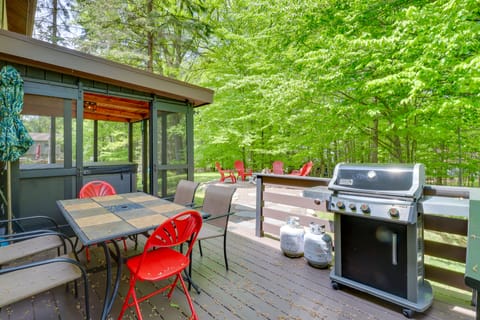 Private Hot Tub & Fire Pit: Pocono Lake House! House in Coolbaugh Township