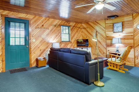 2 Mi to Green Bank Observatory! Mtn-View Cabin House in Shenandoah Valley