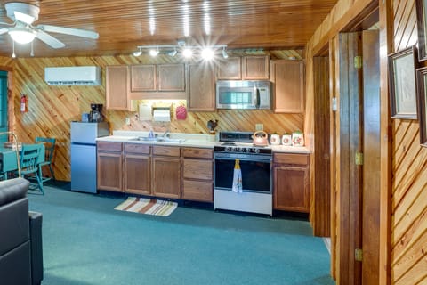 2 Mi to Green Bank Observatory! Mtn-View Cabin House in Shenandoah Valley