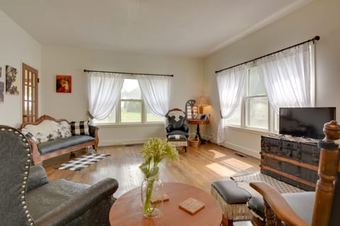 Pet-Friendly Home: Patio & Yard in Sheldon House in Ozark Mountains