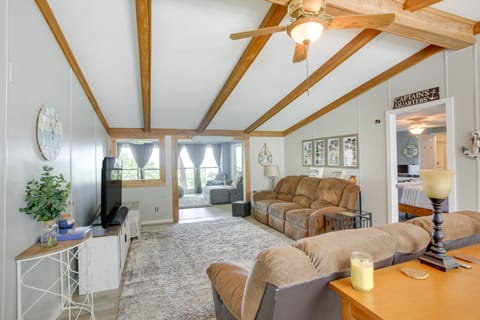 Bright Byrdstown Home w/ Views of Dale Hollow Lake House in Tennessee