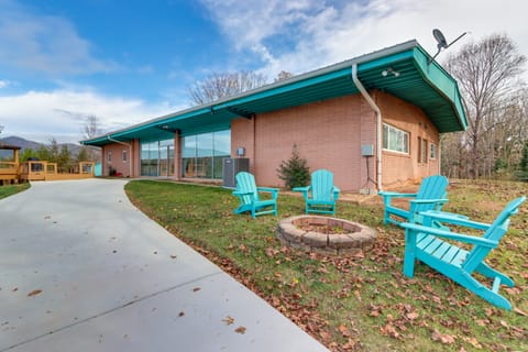 Mountain View + Fire Pit: Modern Copperhill Home House in Tennessee