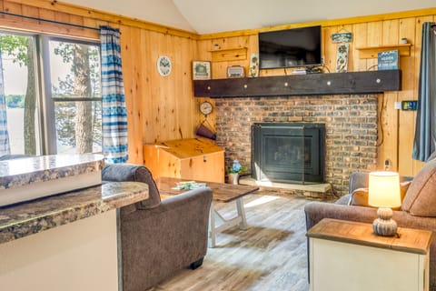 Lakefront Pearson Cottage w/ Swim Dock + Kayaks! Cottage in Wisconsin