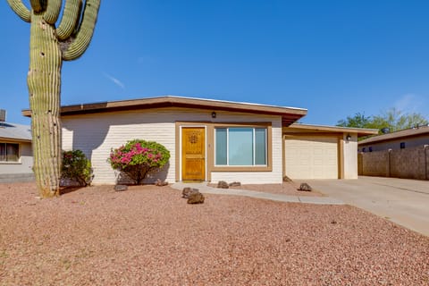 2 Mi to ASU Campus! Game Day Hub w/ Patio House in Tempe