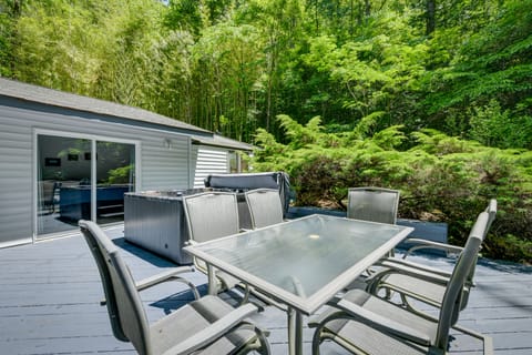 Hot Tub & Fire Pit! Smoky Mountain Gem in Franklin House in Tennessee