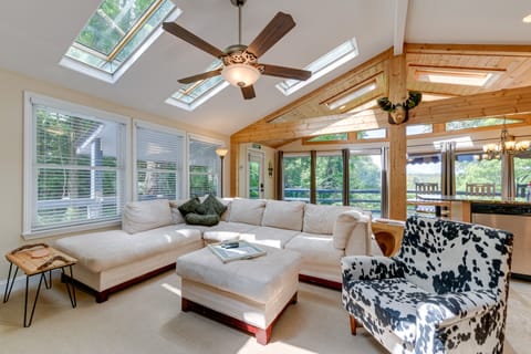 Hot Tub & Fire Pit! Smoky Mountain Gem in Franklin House in Tennessee