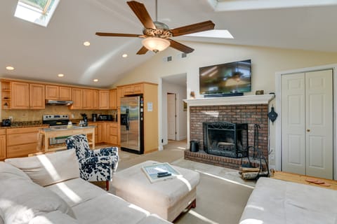 Hot Tub & Fire Pit! Smoky Mountain Gem in Franklin House in Tennessee