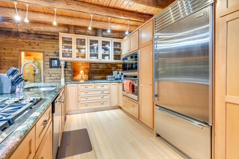 Magical Metamora Cottage w/ Fire Pit, Pond, Deck! Cottage in Michigan