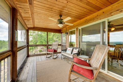 Eagle Rock Gem on Table Rock Lake w/ Decks & Grill House in Roaring River Township