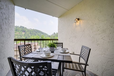 Stylish Gatlinburg Condo w/ Pool: Walk Downtown! Apartment in Gatlinburg