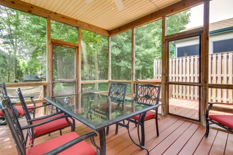 Poolside Fun, Beach Walks! Ocean Pines Coastal Gem Apartment in Ocean Pines