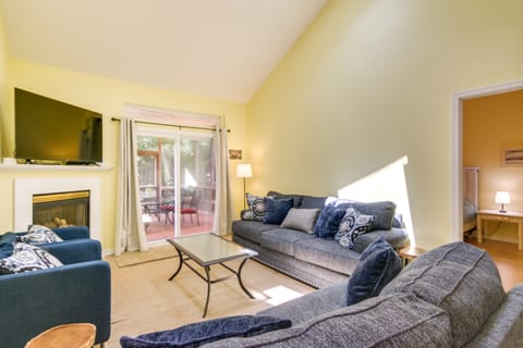 Poolside Fun, Beach Walks! Ocean Pines Coastal Gem Apartment in Ocean Pines