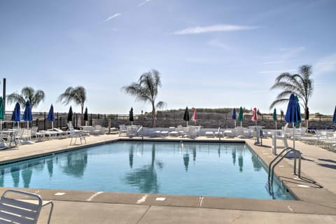 Poolside Fun, Beach Walks! Ocean Pines Coastal Gem Apartment in Ocean Pines