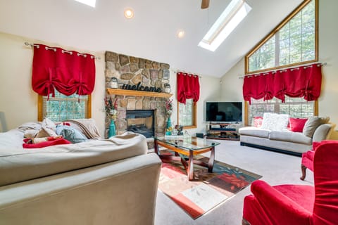 Deck & Screened Porch: Pocono Lake Vacation Rental House in Coolbaugh Township