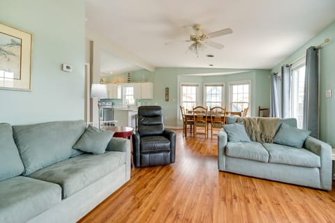 Surf City Vacation Rental - Walk to Beach Apartment in Surf City