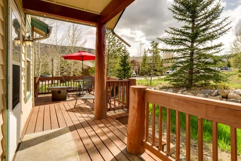 Mtn Views & Fireplace: Stunning Dillon Townhome! Apartment in Summit County