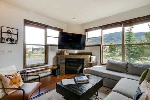 Mtn Views & Fireplace: Stunning Dillon Townhome! Apartment in Summit County