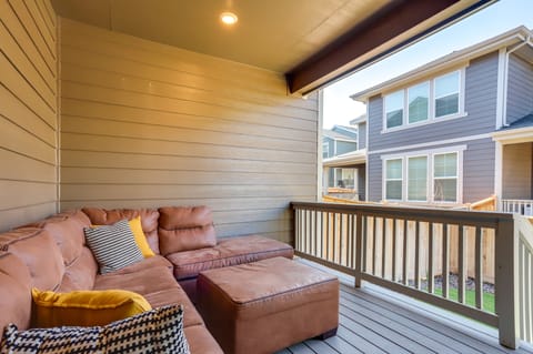 9 Mi to Airport: Commerce City Townhome w/ Deck Apartment in Commerce City