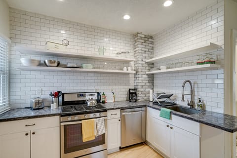 Bright Minneapolis Apartment - 1 Mi to Downtown! Apartment in Minneapolis