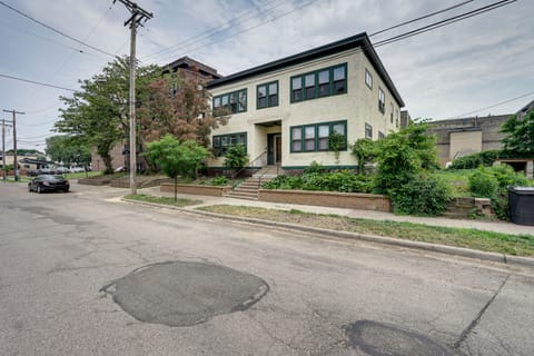Bright Minneapolis Apartment - 1 Mi to Downtown! Apartment in Minneapolis