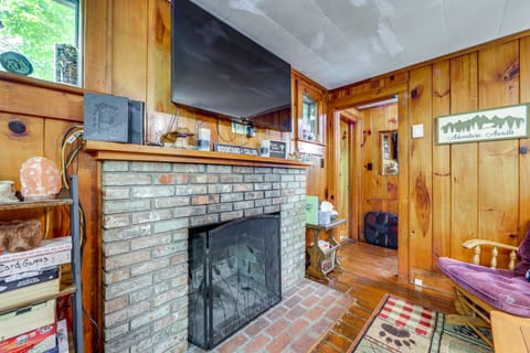 Pet-Friendly Creekside Cabin w/ Pool Access! House in Maggie Valley