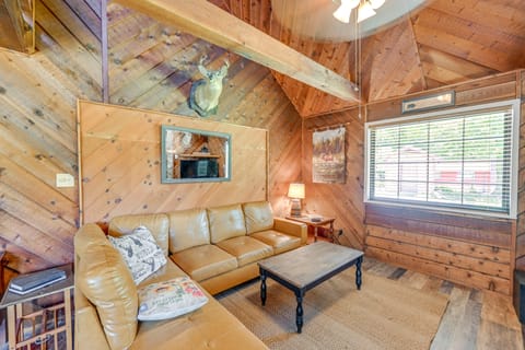 Lakefront North Carolina Abode w/ Grill & Fire Pit House in Nantahala Lake