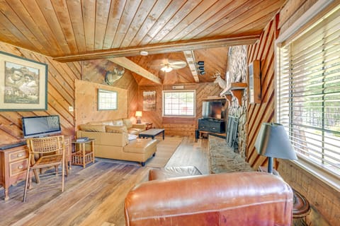 Lakefront North Carolina Abode w/ Grill & Fire Pit House in Nantahala Lake