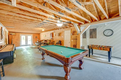 Lakefront North Carolina Abode w/ Grill & Fire Pit House in Nantahala Lake