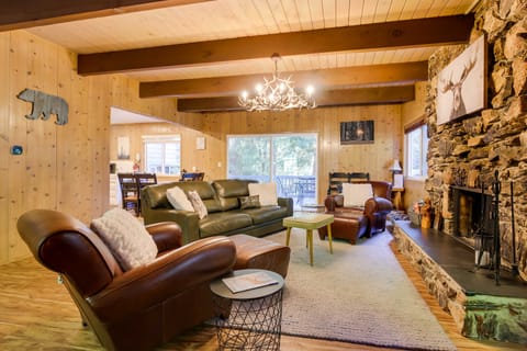 Steps to Lake Arrowhead: Cabin w/ Full Lake Access House in Lake Arrowhead