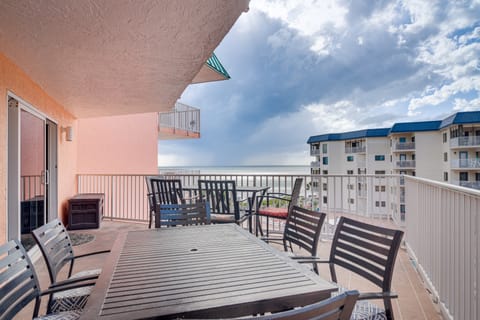 Steps to Beach, Pool Access: Indian Shores Condo Apartment in Redington Shores