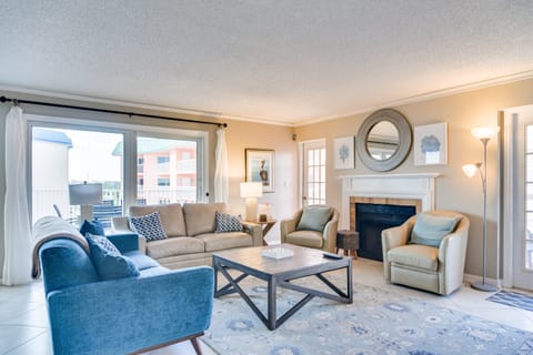 Steps to Beach, Pool Access: Indian Shores Condo Apartment in Redington Shores