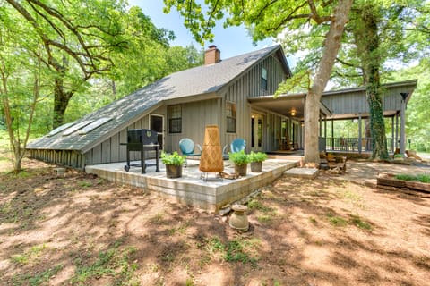 Cozy Oklahoma Retreat w/ Patio, Fire Pit & Grill! House in Davis
