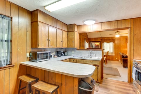 Cozy Oklahoma Retreat w/ Patio, Fire Pit & Grill! House in Davis