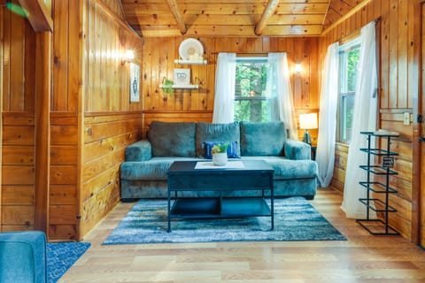 Fire Pit, Deck & Grill: Cozy Twain Harte Cabin! House in Mi Wuk Village