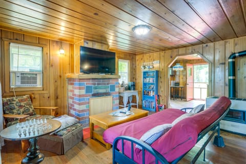 Charming Michigan Cottage w/ Sunroom & Lake Access Cottage in Michigan