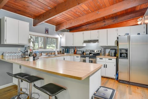 'Alpine House' Modern Delevan Cabin on 2 Acres House in Cattaraugus