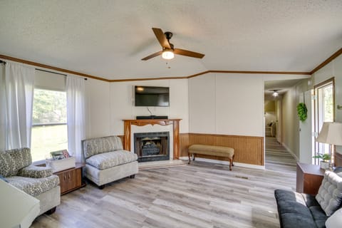 Fire Pit + Deck: Peaceful Silver Creek Retreat House in Mississippi