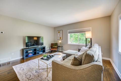 Top-Floor Wyandotte Apt Near Detroit Riverfront! Apartment in Lake Erie